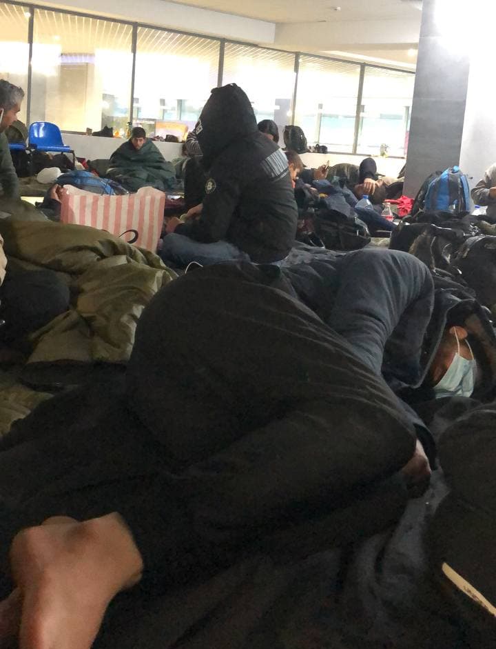 Как мигранты в аэропорту Минска ждут рейса в Ирак - фотофакт