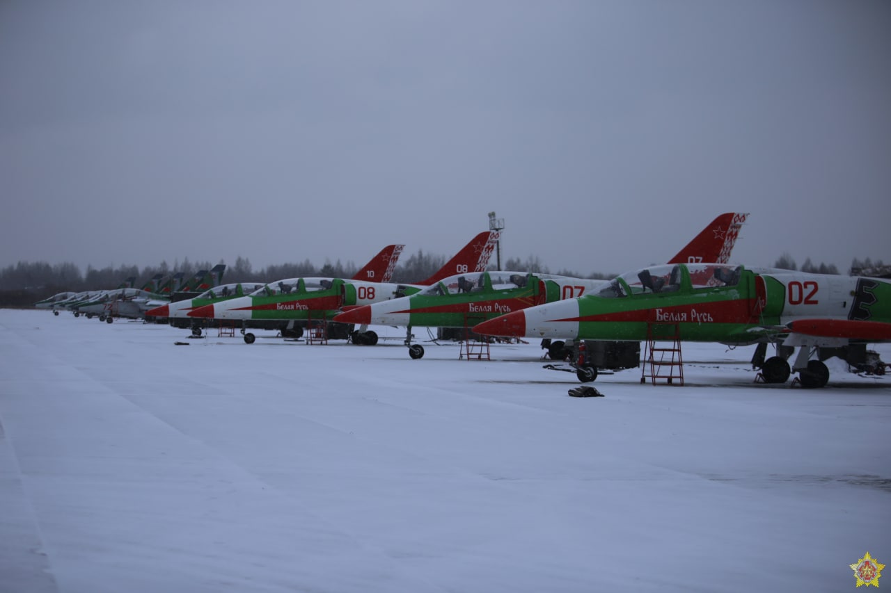 Беларусские летчики проводят плановые полеты в Лиде