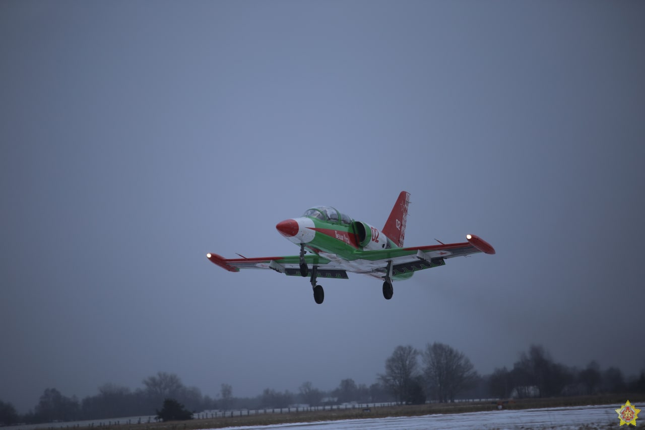 Беларусские летчики проводят плановые полеты в Лиде