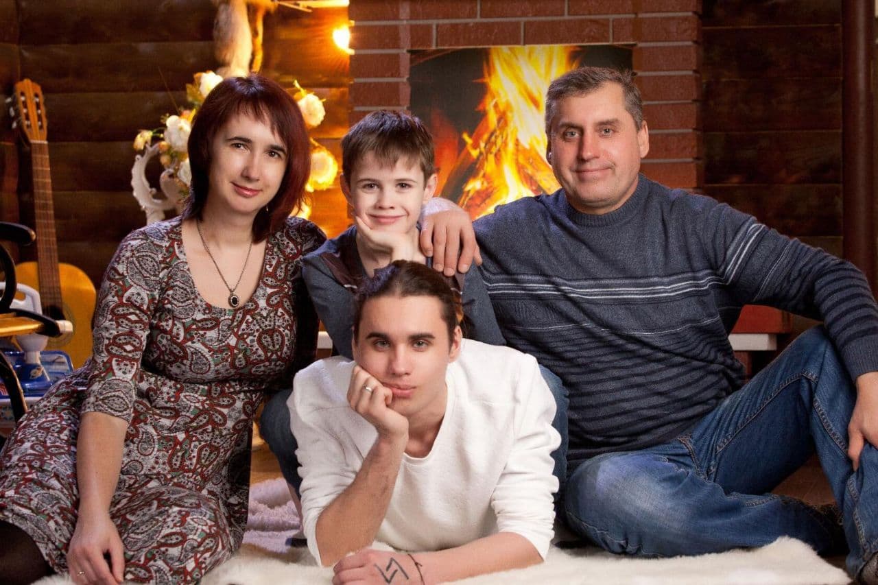 "Окружен, но не сломлен". Мать осужденного на 11 лет россиянина Егора Дудникова рассказала о сыне после свидания