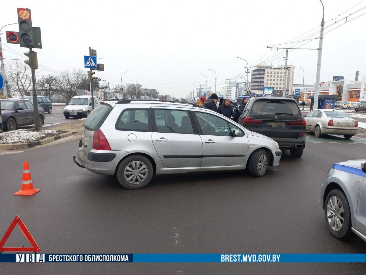 В Бресте столкнулись Peugeot и BMW