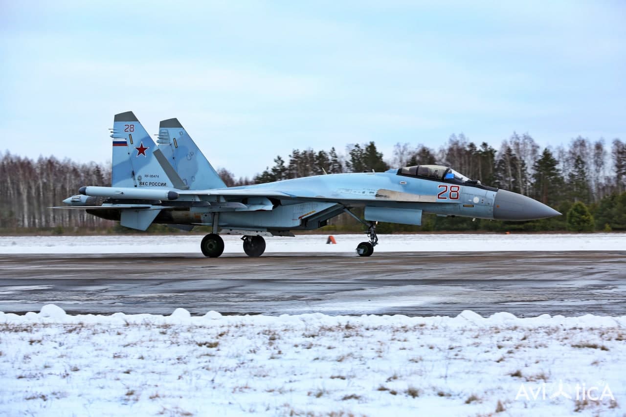 Российский истребитель СУ-35С совершил посадку в Барановичах - видеофакт