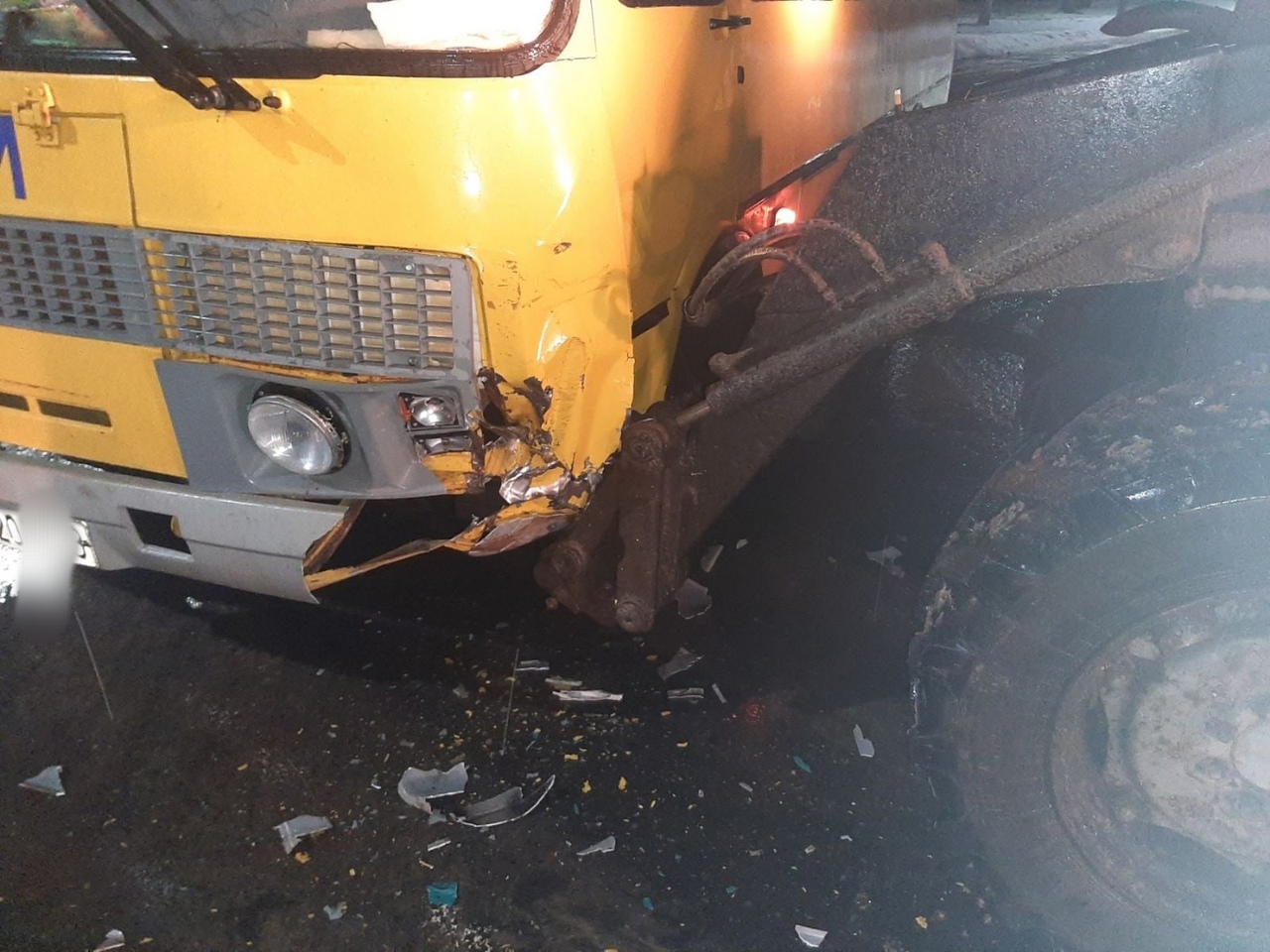 В Светлогорске трактор врезался в школьный автобус