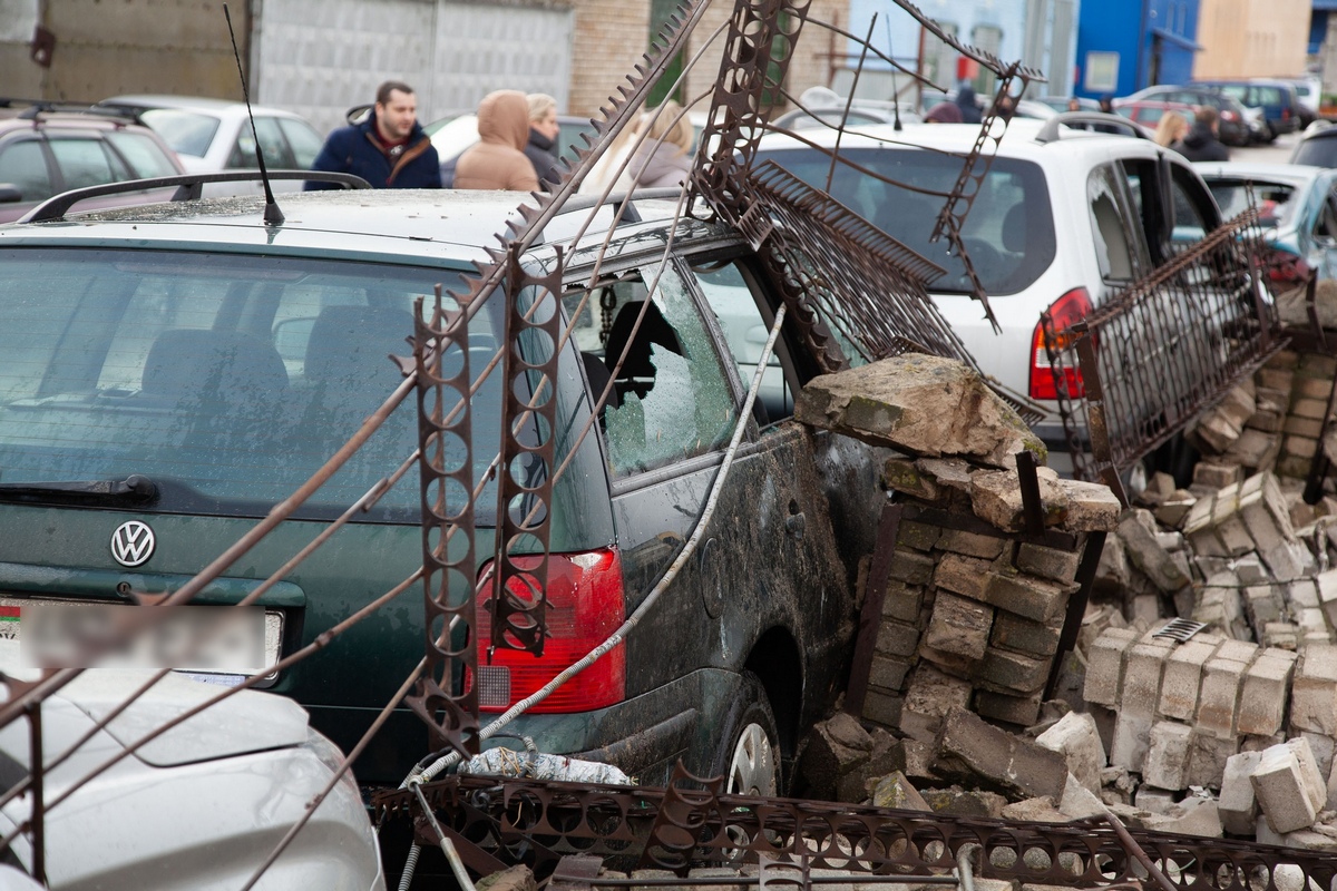 В Барановичах обрушившийся кирпичный забор разбил шесть машин