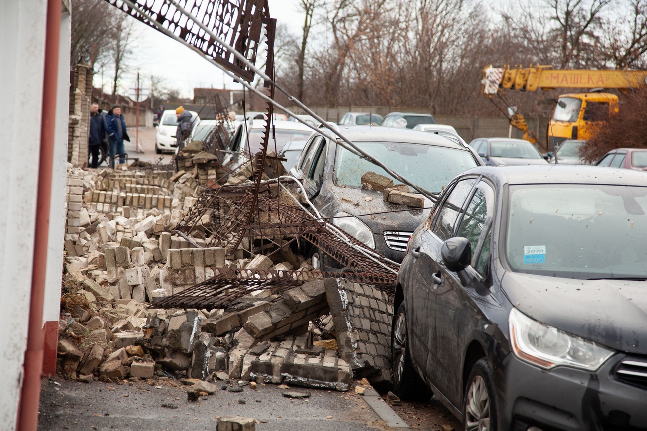 В Барановичах обрушившийся кирпичный забор разбил шесть машин