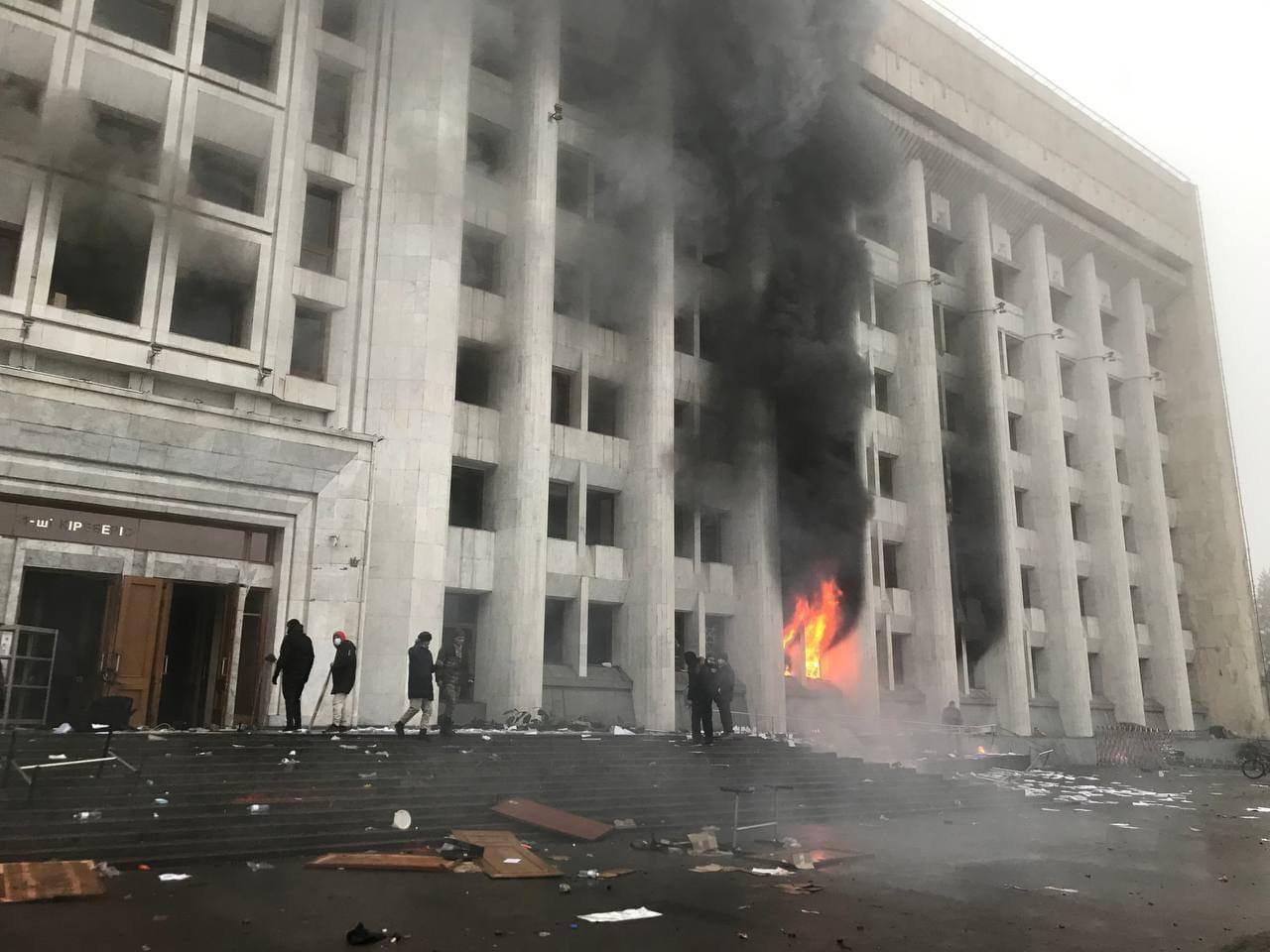 В Алматы горит здание акимата, слышны перестрелки