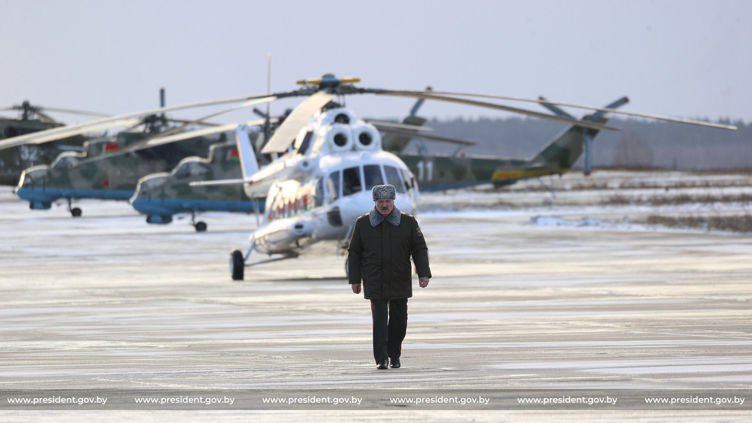 Александру Лукашенко подарили военно-транспортный самолет - фотофакт