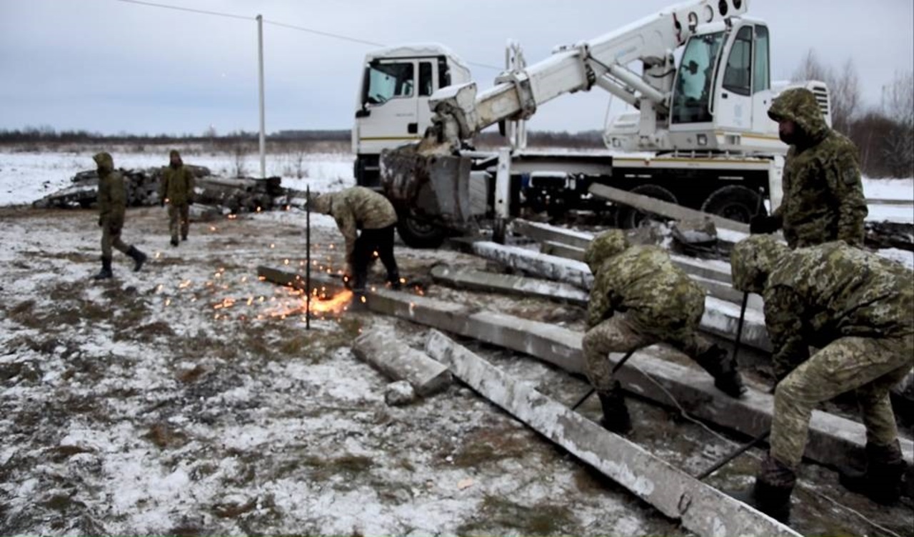 Украина укрепляет границу с Беларусью – фотофакт