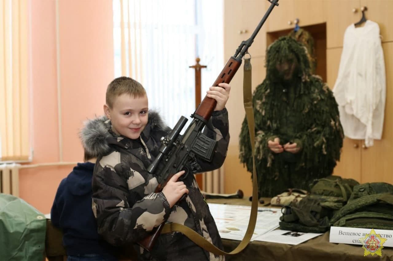 В Бобруйске детей позвали в военную комендатуру и дали автоматы - фотофакт