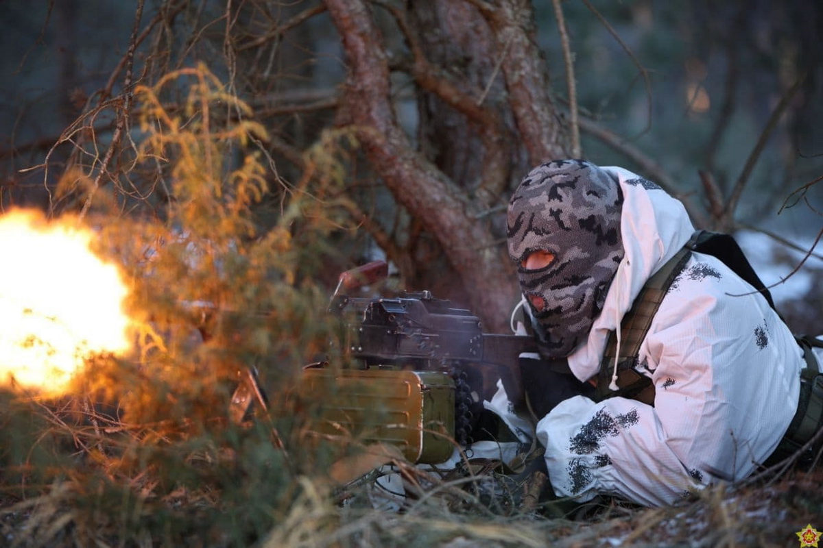 Беларусские разведчики упражняются в стрельбе под Слонимом - фотофакт
