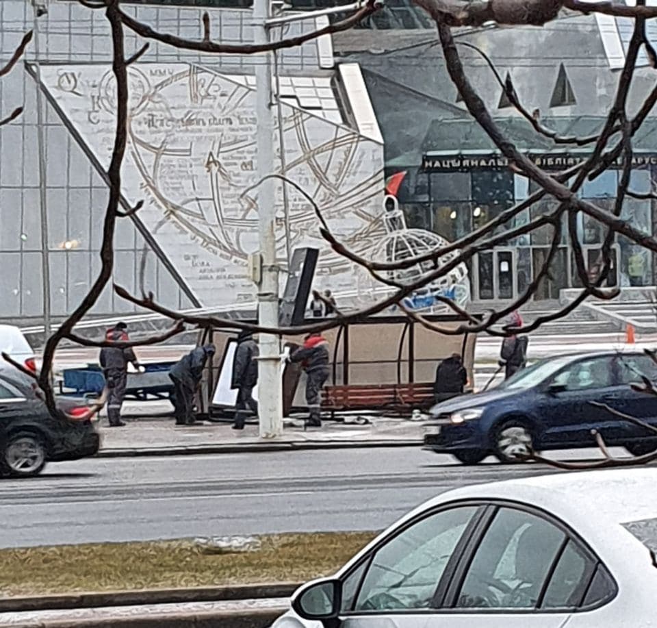 Упавший светящийся "МАЗ" и другие последствия ветра в Минске - видео и фото