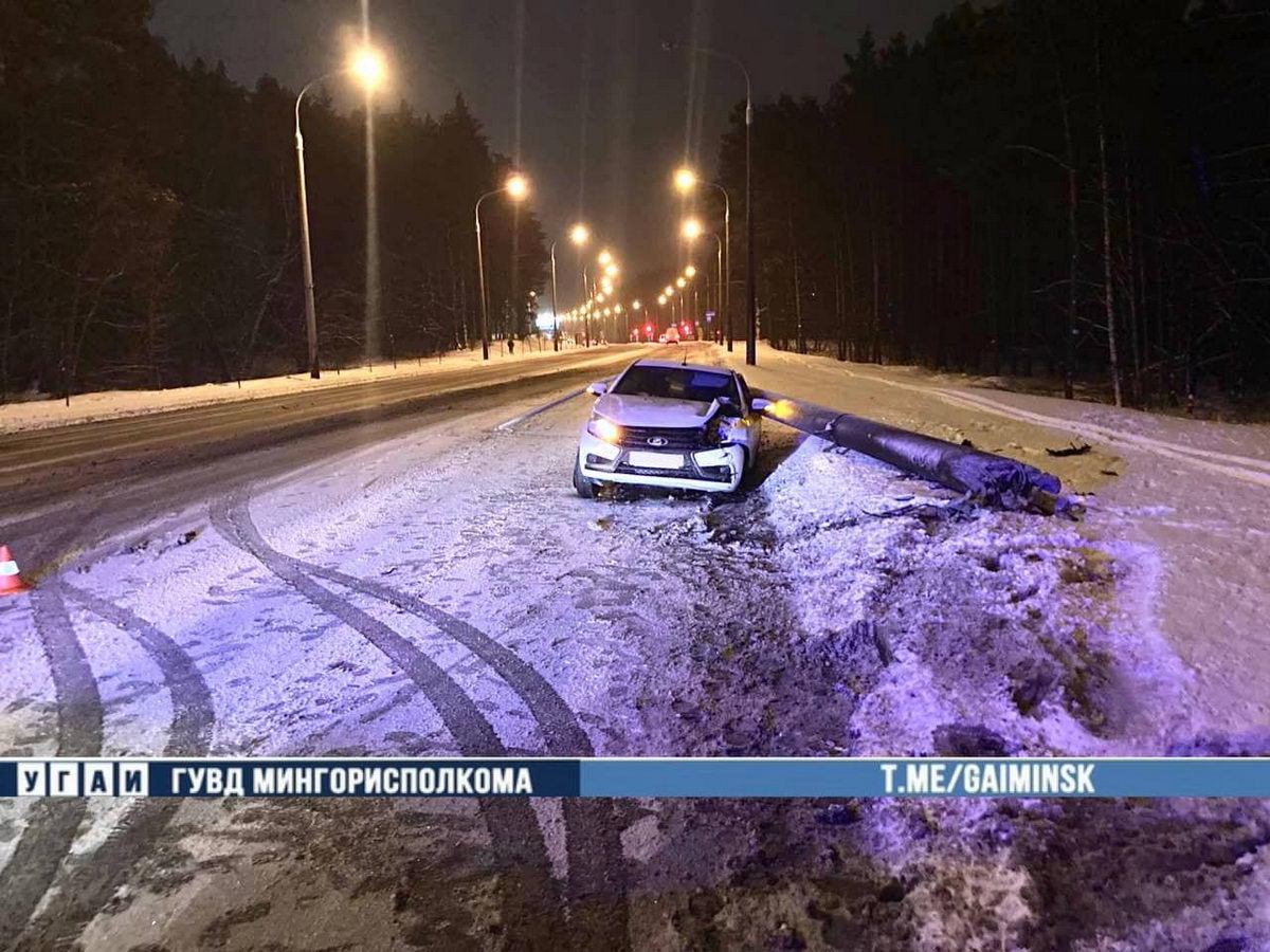 Водитель "Яндекс.Такси" влетел в столб в Минске