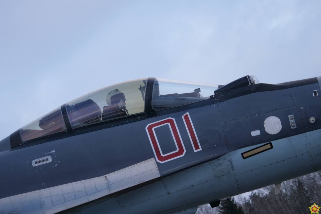 Российский истребитель СУ-35С совершил посадку в Барановичах - видеофакт