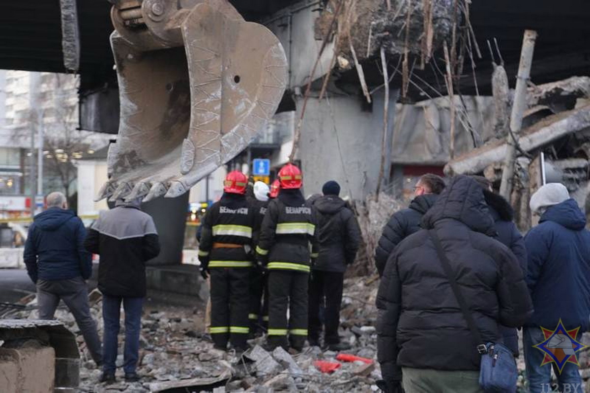 Подразделения МЧС остаются на месте обрушения моста в Минске
