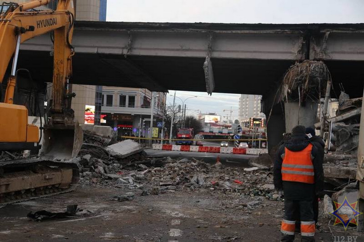 Подразделения МЧС остаются на месте обрушения моста в Минске