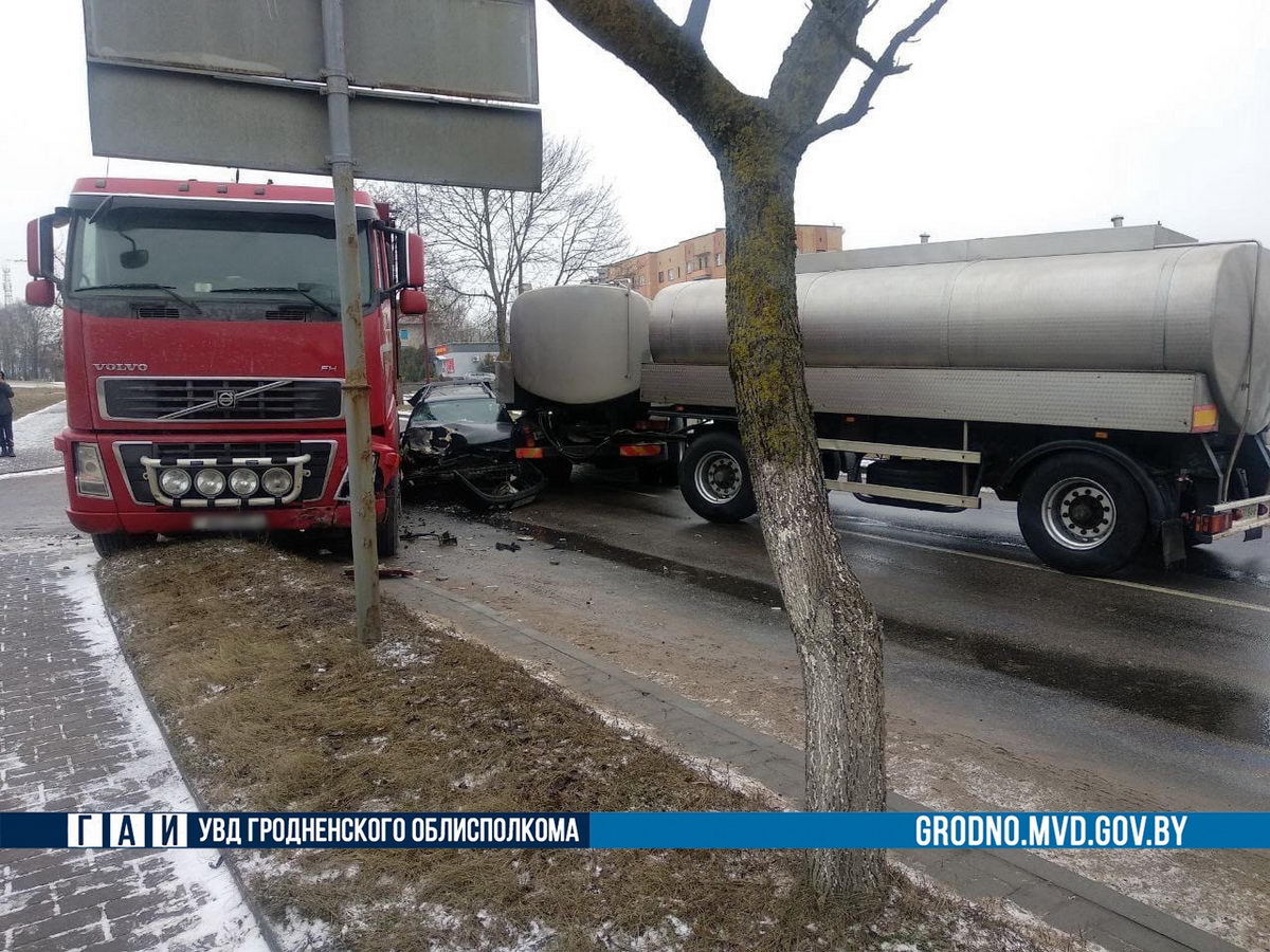 Водитель легковушки отделался ушибами в ДТП с молоковозом и грузовиком