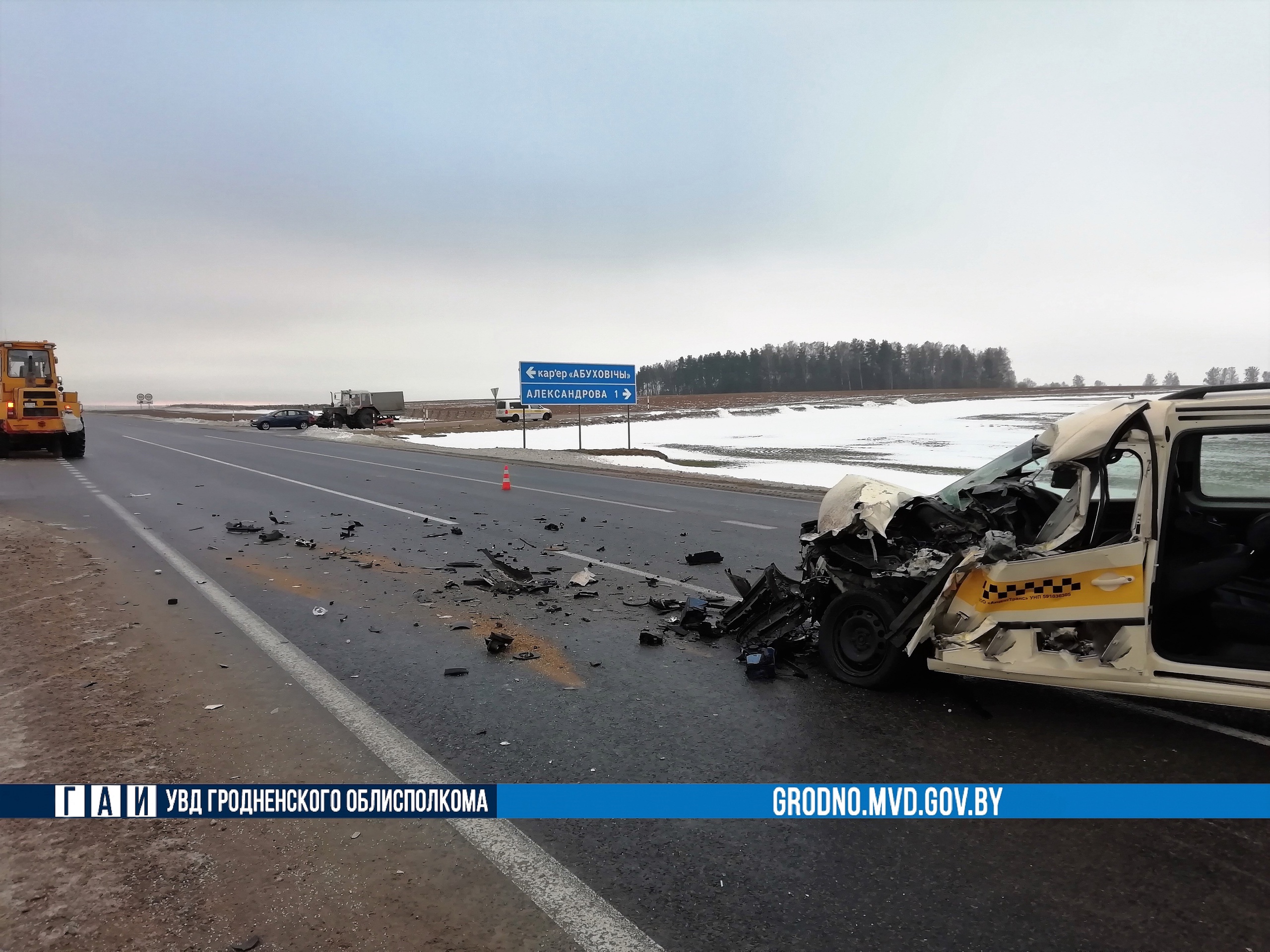 Такси догнало погрузчик под Гродно