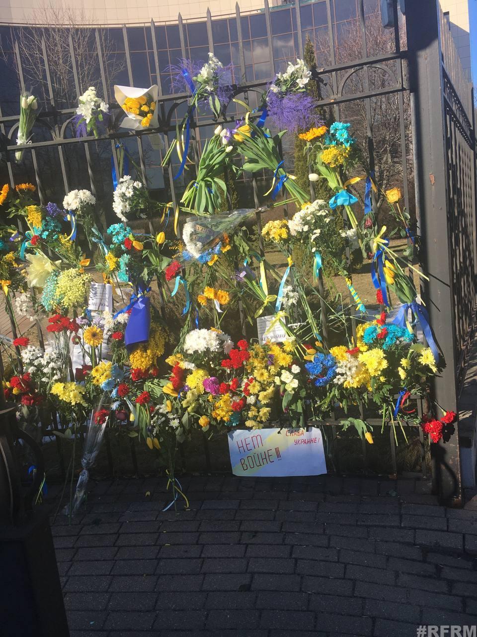Людей, которые принесли цветы к посольству Украины в Минске, разогнал ОМОН