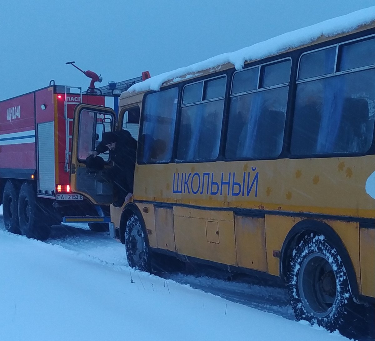 Школьный автобус застрял в снегу в Быховском районе