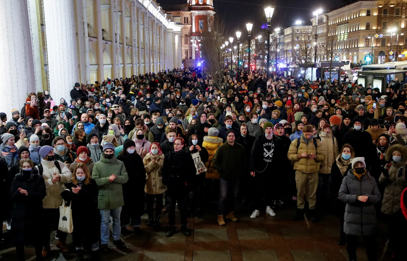 В российских городах проходят массовые митинги против вторжения в Украину