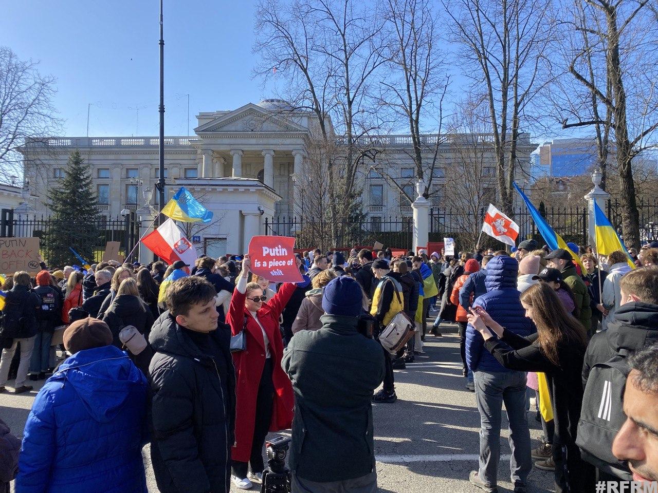 Антивоенная акция проходит у посольства России в Варшаве