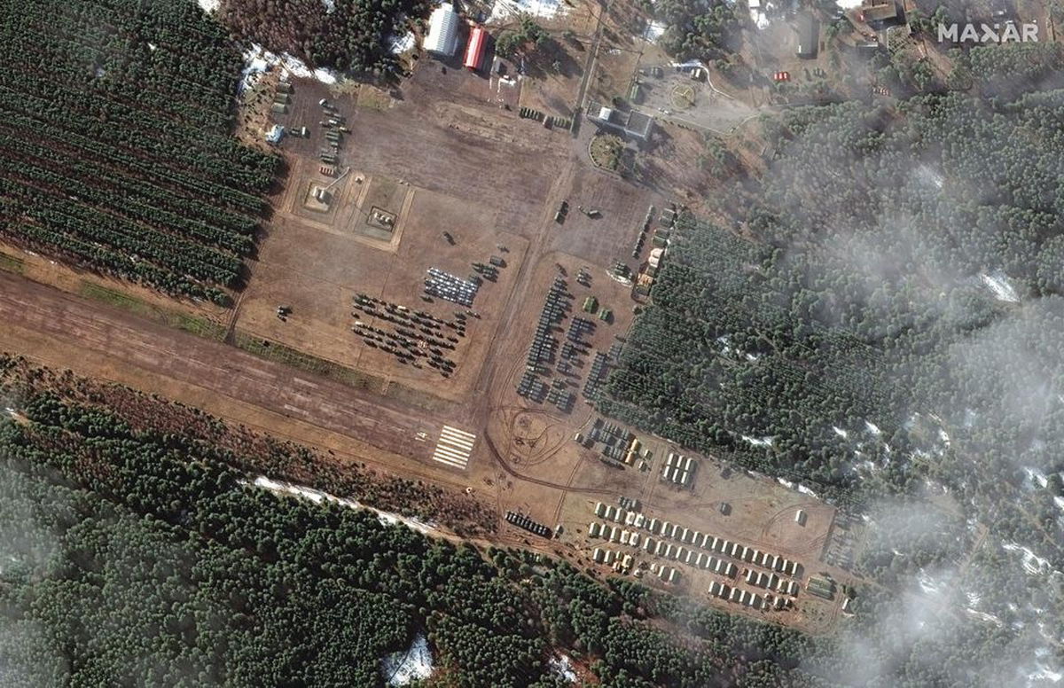 Появились новые спутниковые снимки военной техники у Мозыря