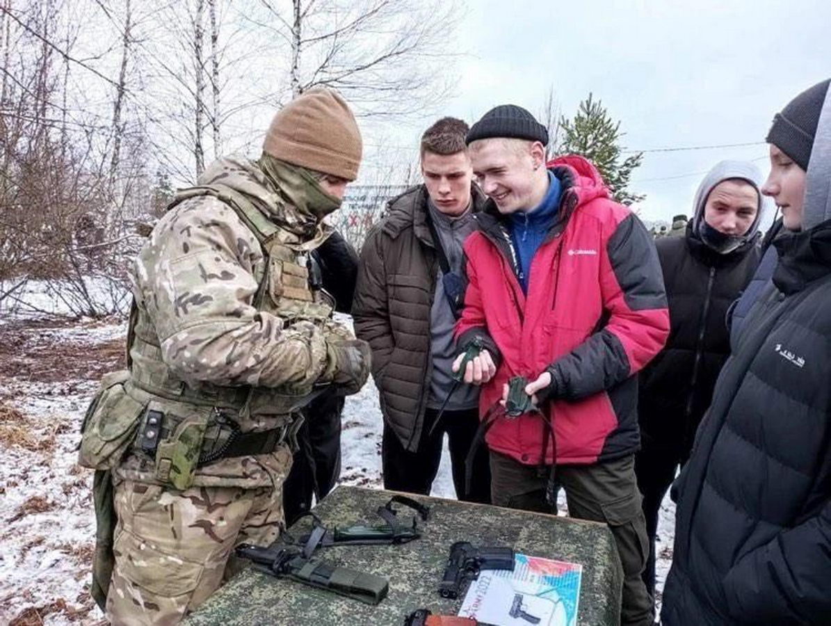 На учениях под Ельском прошла патриотическая акция для "заранее организованных групп школьников"