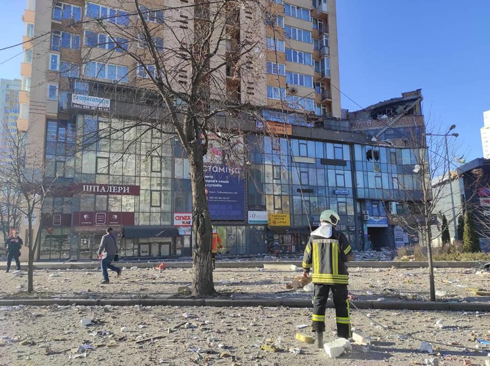 Ракета попала в жилой дом в Киеве