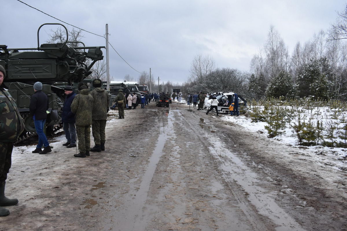 На учениях под Ельском прошла патриотическая акция для "заранее организованных групп школьников"