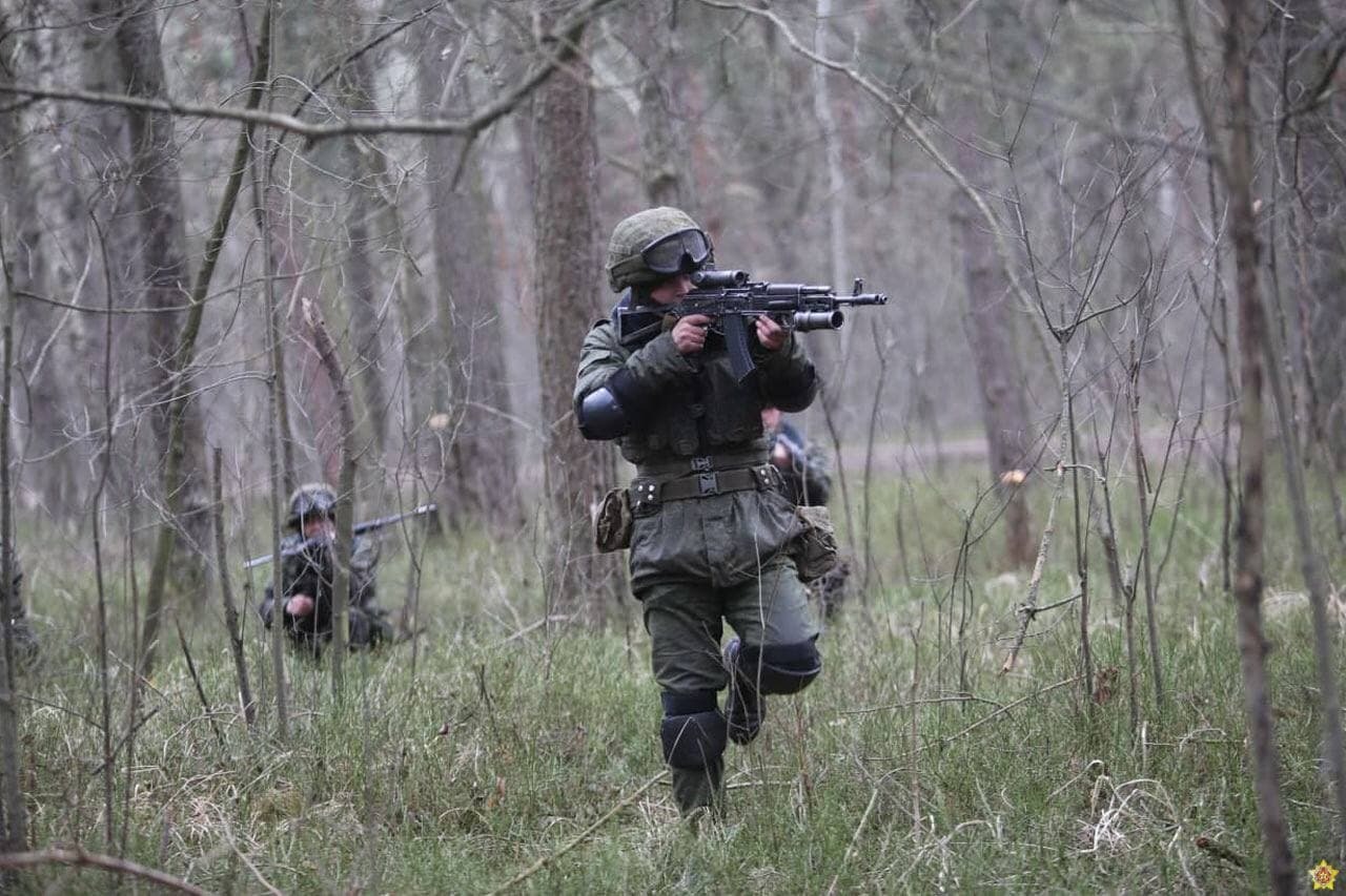 Беларусские десантники учились ловить диверсантов на болоте – фотофакт