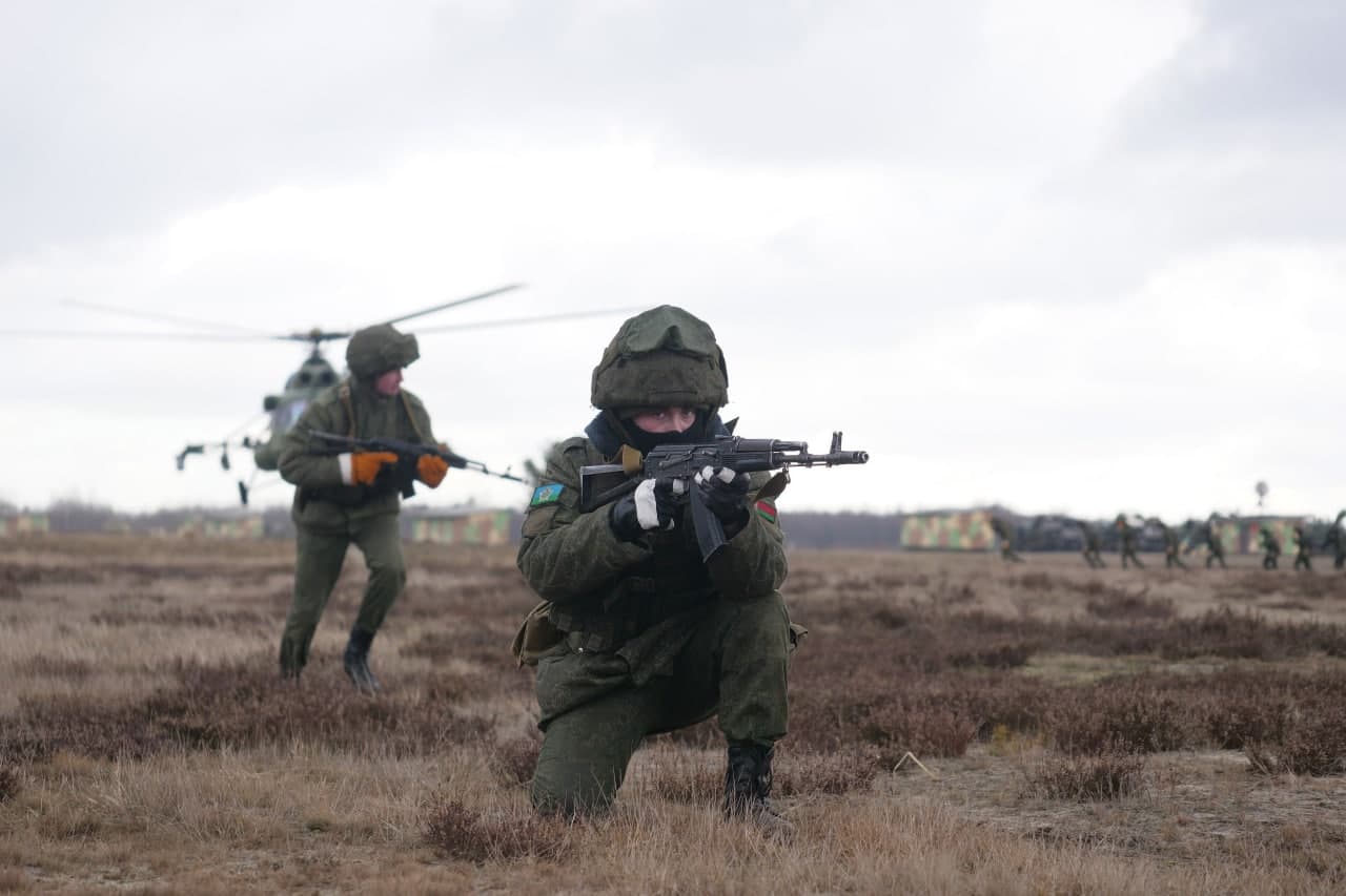 Беларусские десантники отработали беспарашютное десантирование