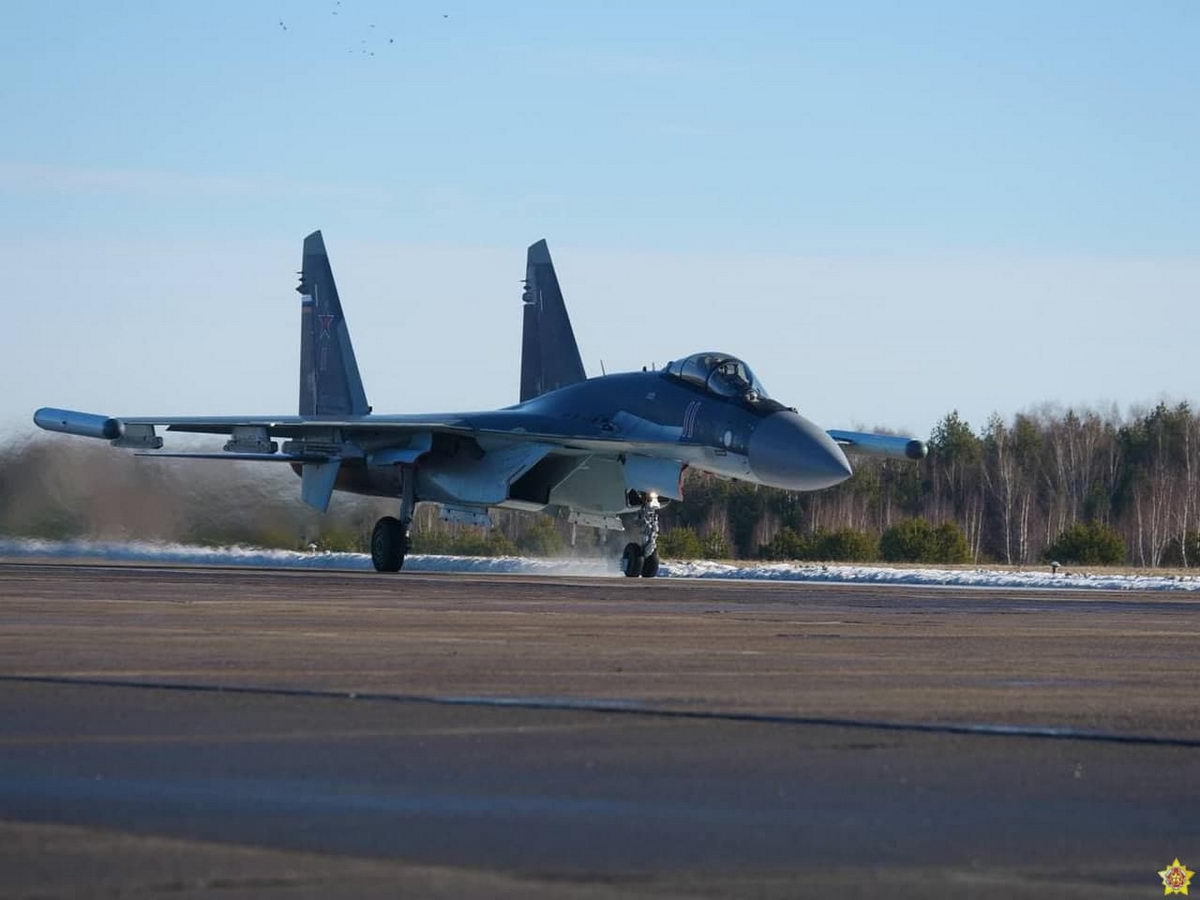 Су30СМ и Су-35С совершили совместные полеты под Барановичами