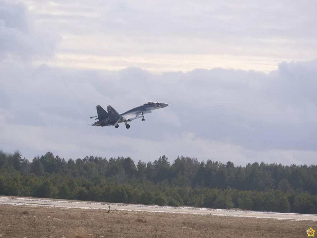 Су30СМ и Су-35С совершили совместные полеты под Барановичами