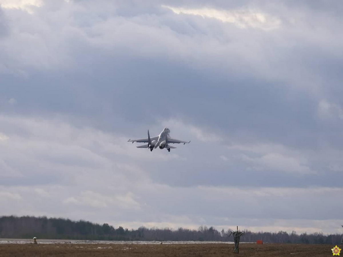 Су30СМ и Су-35С совершили совместные полеты под Барановичами