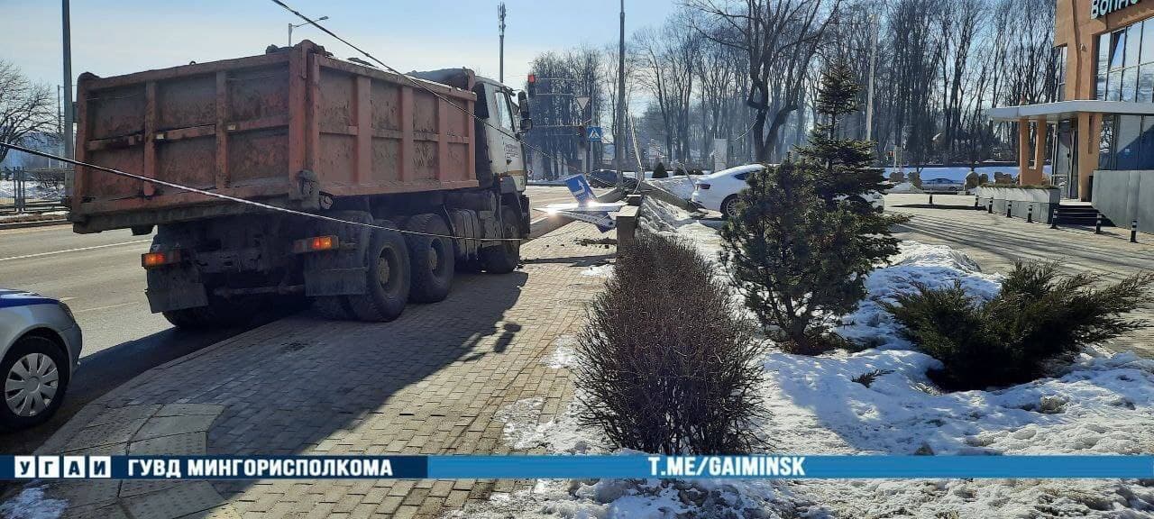 МАЗ протаранил столб в Минске