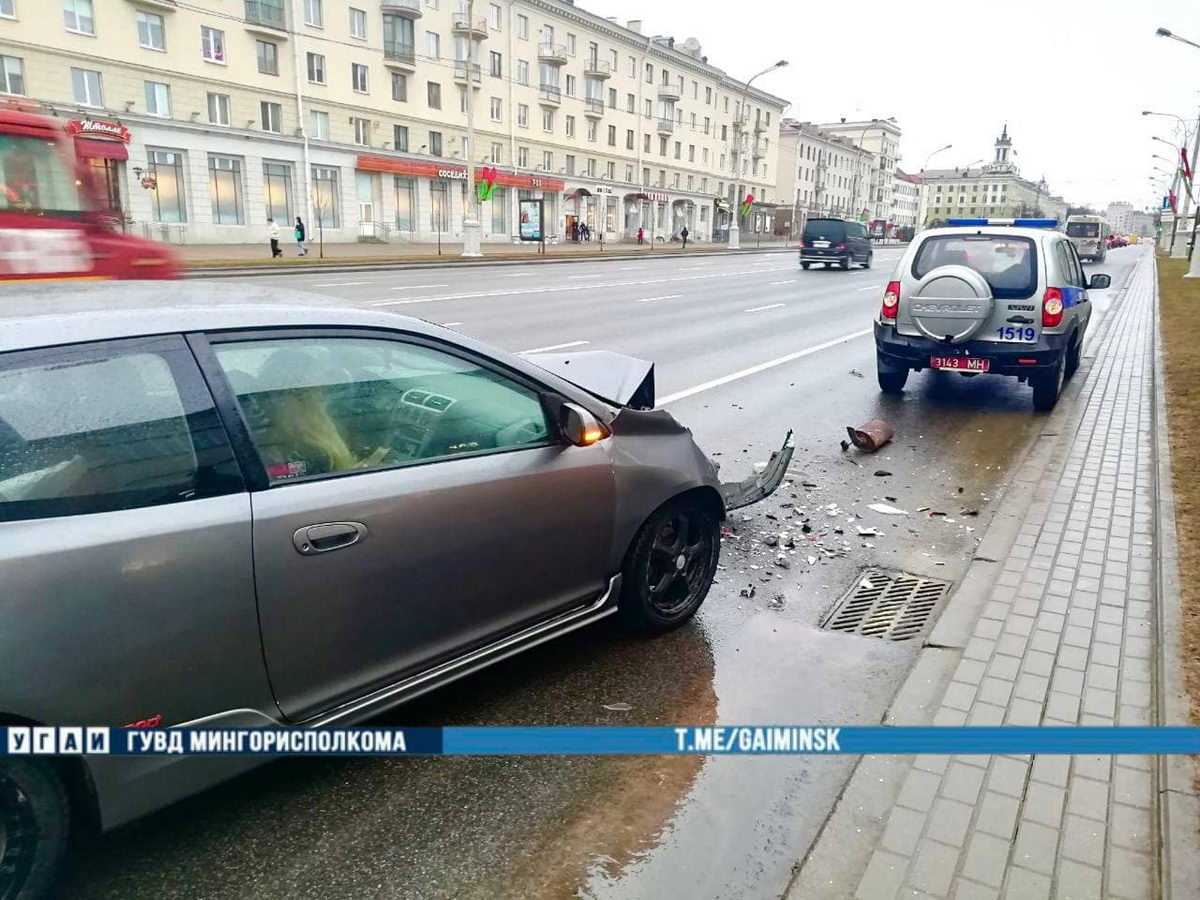 В центре Минска Honda влетела в милицейское авто