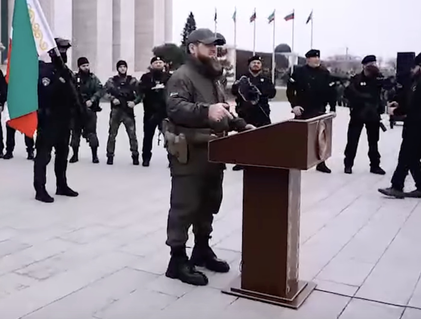 Блогеры гадают, зачем Кадыров надел ботинки Prada на смотр силовиков