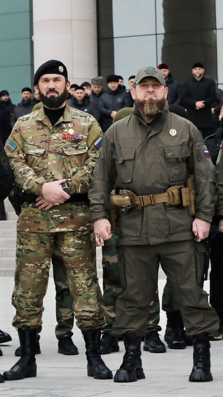 Блогеры гадают, зачем Кадыров надел ботинки Prada на смотр силовиков