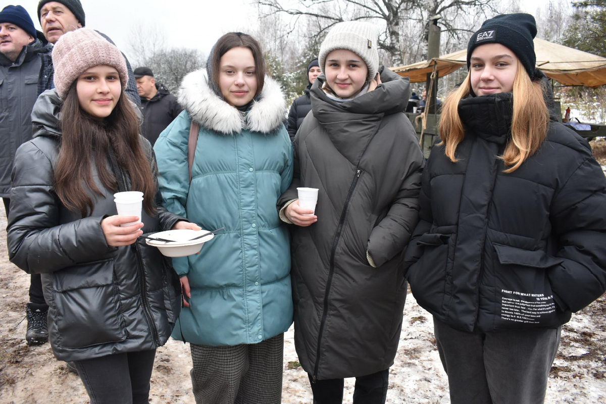 На учениях под Ельском прошла патриотическая акция для "заранее организованных групп школьников"