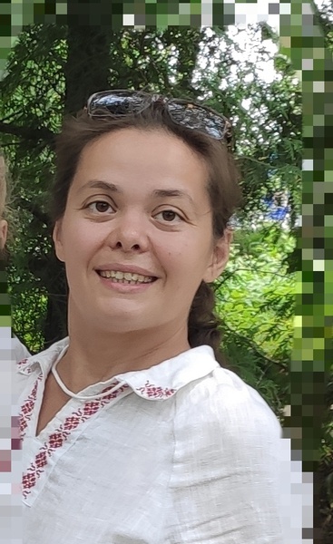 Учительницу в Бобруйске задержали из-за желто-голубых лент в прическе