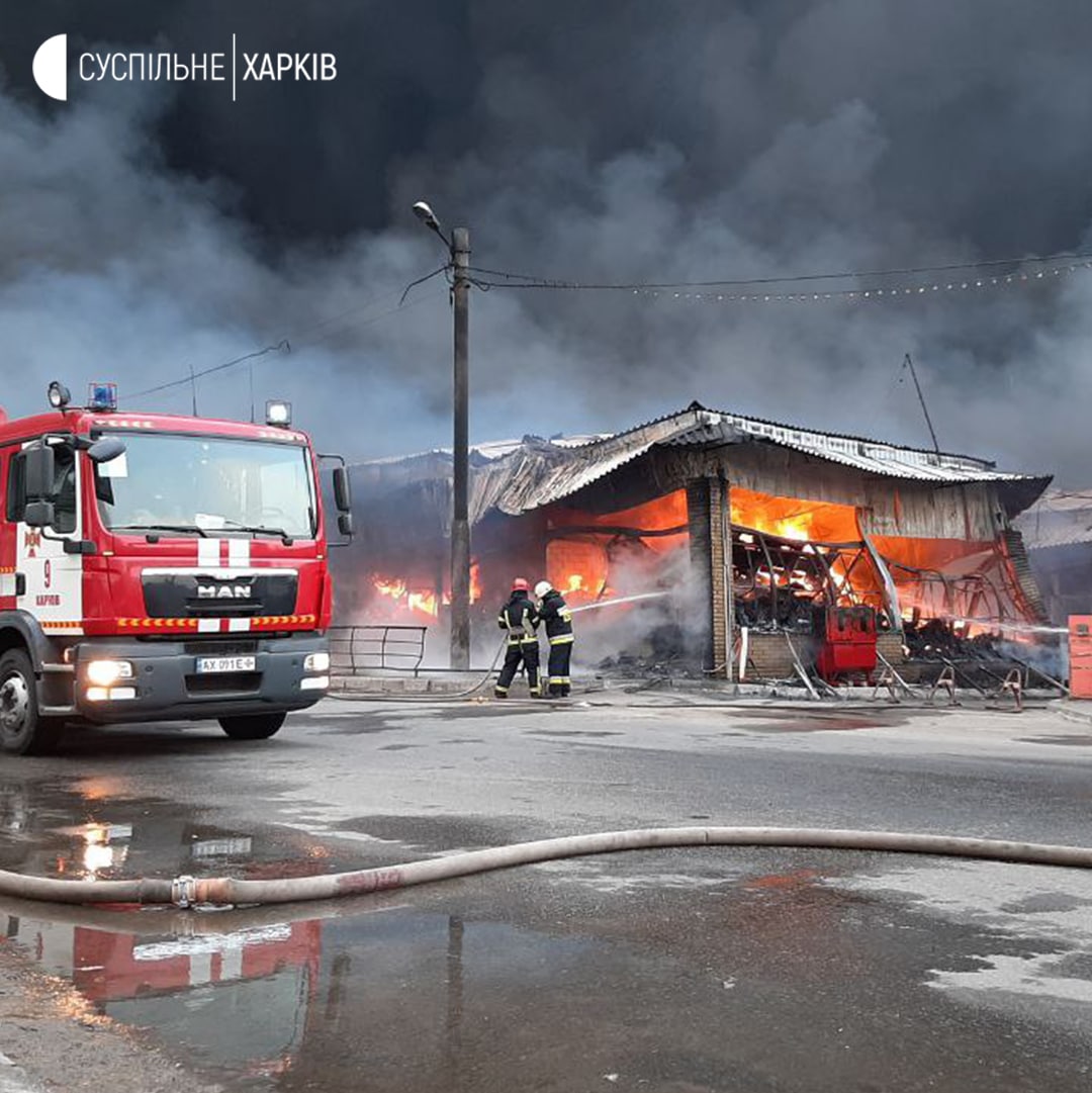 В Харькове обстрелян рынок «Барабашово», при тушении пожара погиб спасатель