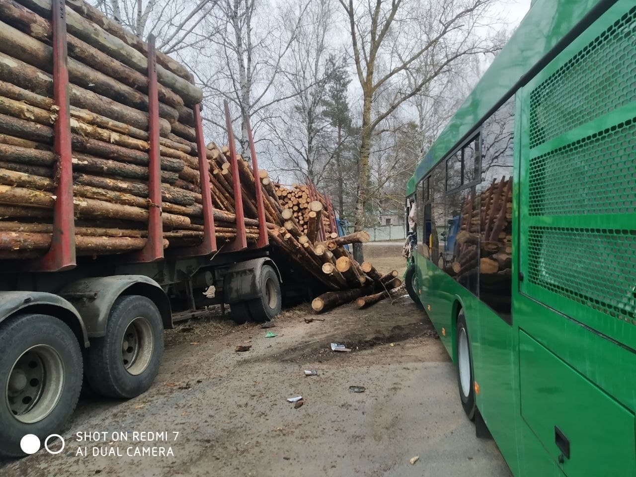 В Осиповичах рейсовый автобус столкнулся с лесовозом