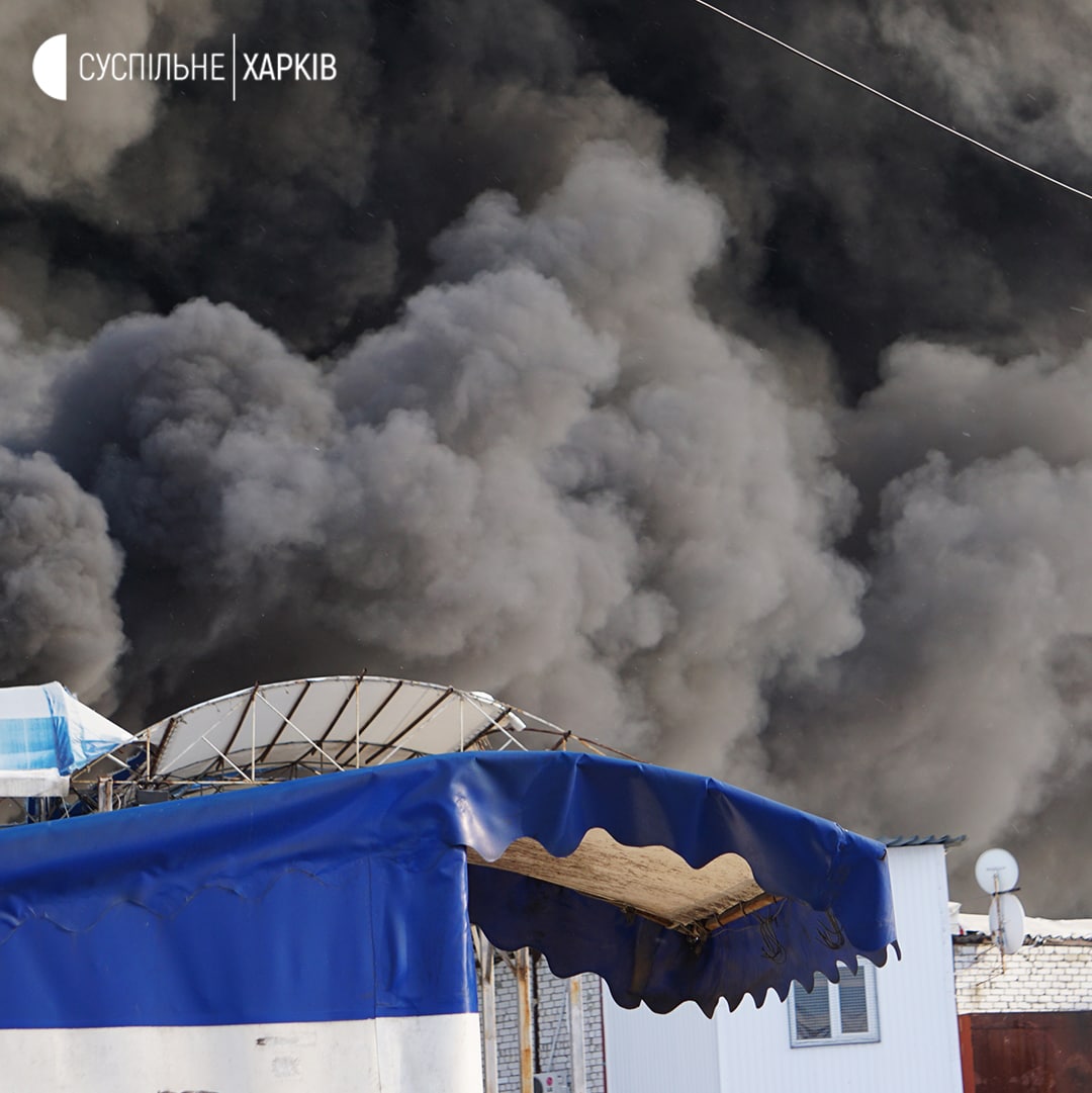 В Харькове обстрелян рынок «Барабашово», при тушении пожара погиб спасатель
