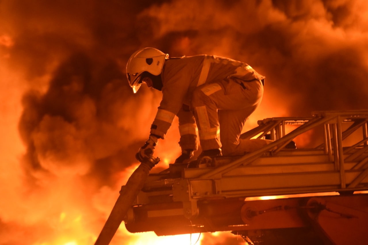 Украинские спасатели продолжают тушить нефтебазу в Ровно, загоревшуюся после ракетного удара в понедельник