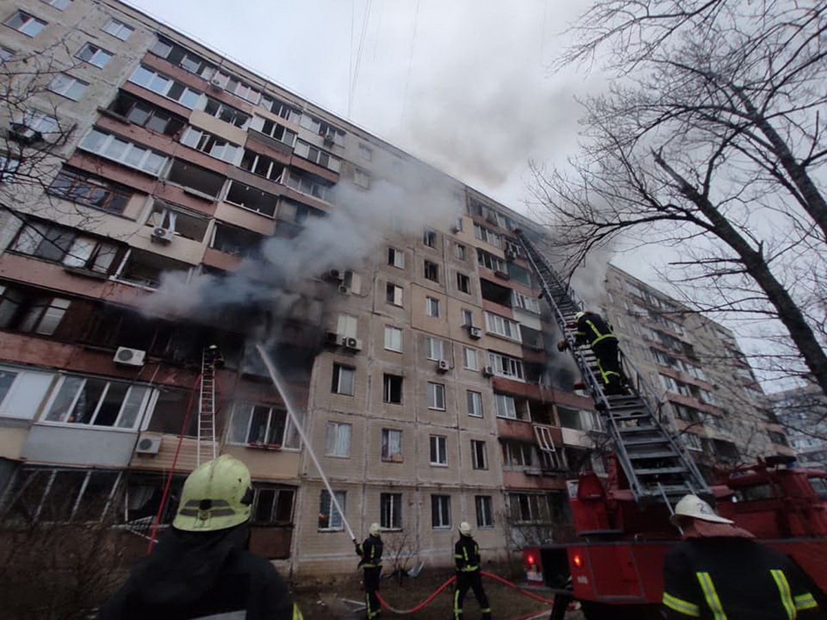 Снаряд попал в девятиэтажку в Киеве