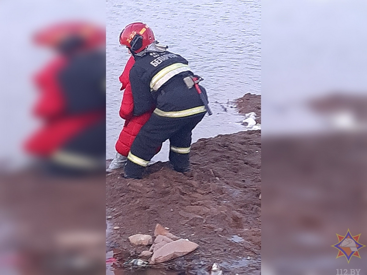 Девочка шла на остановку и застряла в грязи в Минске
