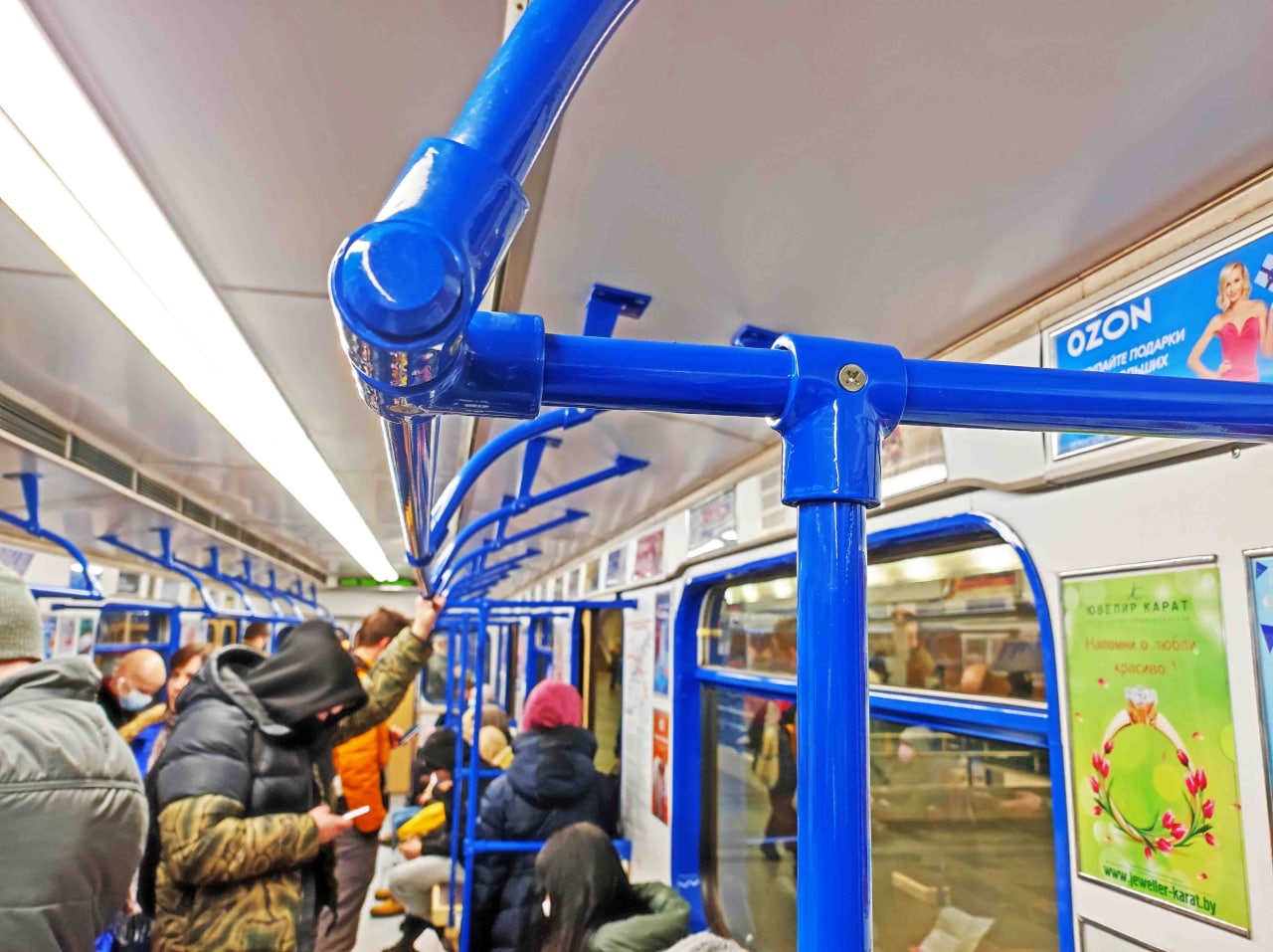 Минский метрополитен красит поручни в красный и синий цвета