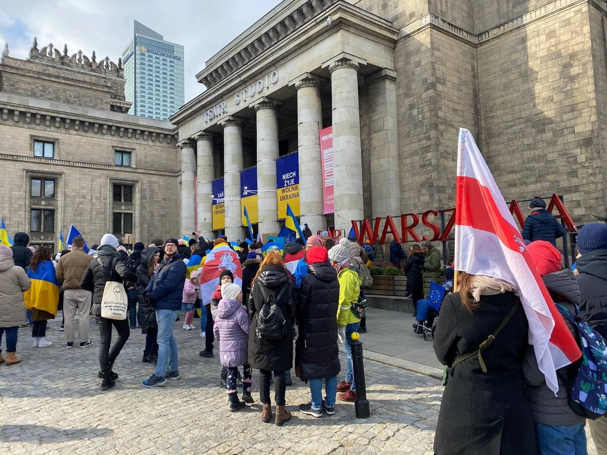 Беларусская цепь солидарности с Украиной в Варшаве - фотофакт