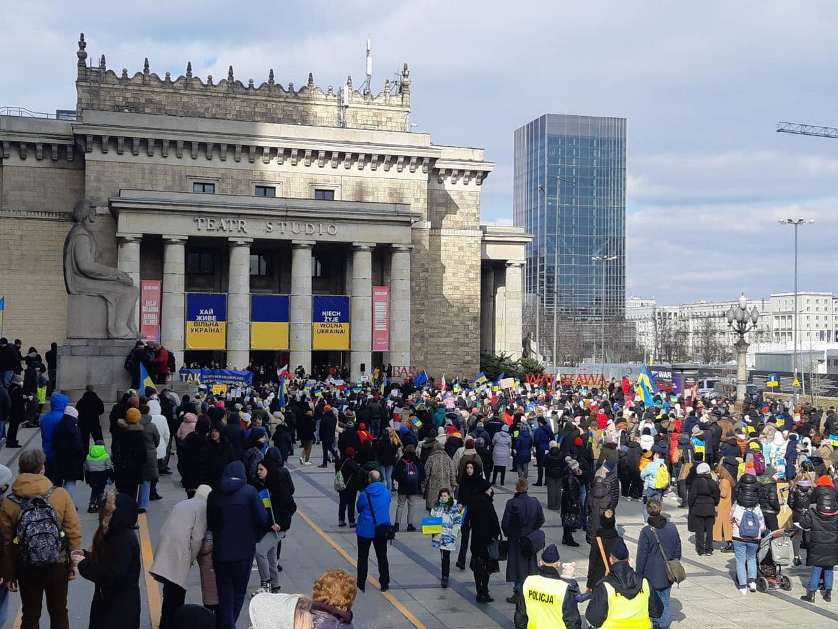 Беларусская цепь солидарности с Украиной в Варшаве - фотофакт