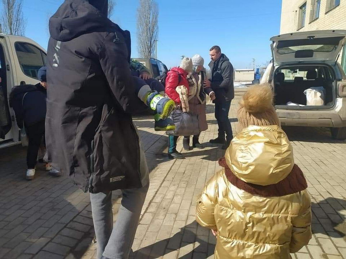 По гуманитарным коридорам эвакуировали около 700 жителей Луганщины